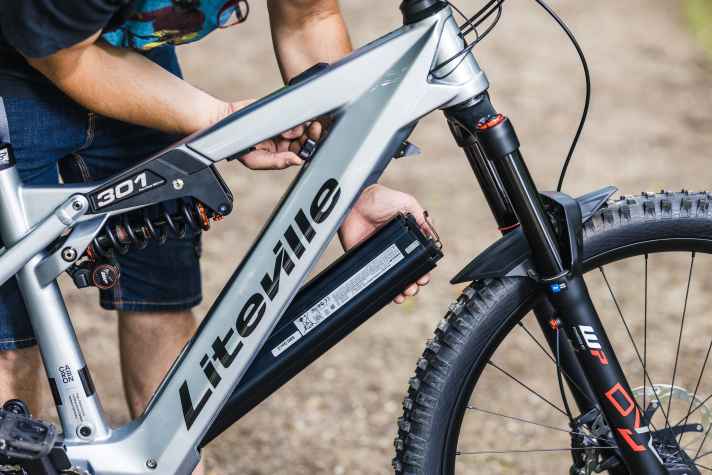 The BMZ battery with 725 watt hours is folded downwards out of the down tube in the classic way. Unfortunately, we once again had problems with the 301 CE MK2 with contacts not closing correctly. The bike then cannot be switched on.