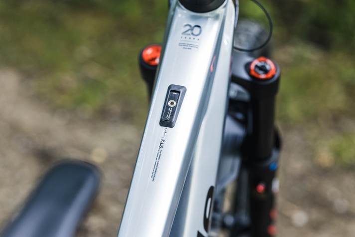 The K.I.S. steering stabiliser is hidden in the top tube. It prevents the steering from tipping and improves control on slippery surfaces. The spring preload can be easily adjusted using an Allen key.