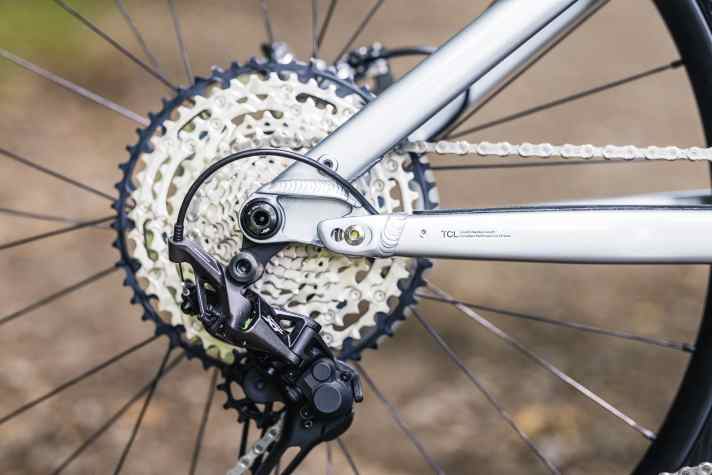 Mit der zweiten Bohrung in der Kettenstrebe kann man die Geometrie auf ein 29-Zoll-Hinterrad anpassen. Ab Werk kommt das 301 CE aber immer als Mullet.