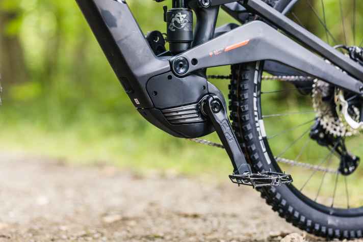 The Shimano EP801 motor has a strong power-to-weight ratio, and thanks to the race update, it also rode a little more lively in our test bike than we are used to.