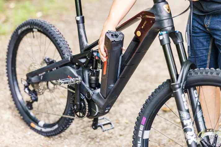 Press the button, fold the battery out to the side. It couldn't be better.