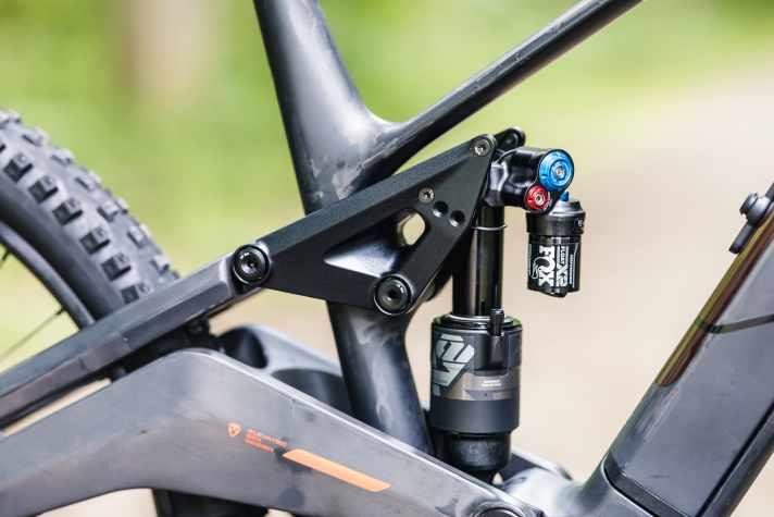 The suspension travel can be shortened from 160 to 150 and 145 millimetres via the additional holes. This should provide more performance on climbs.