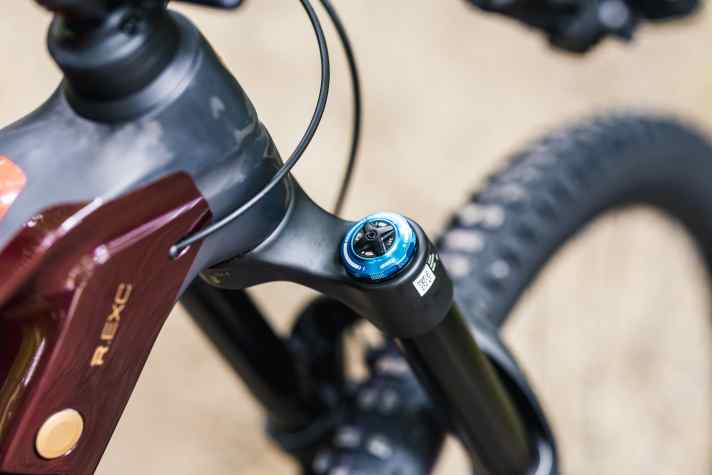 With the Grip X2 damping, the Fox 38 fork is already at factory level.