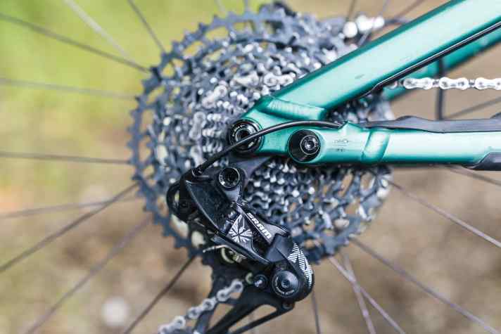 Dank Flipchip in der Kettenstrebe kann das Levo SL ohne große Geo­metrie­-Veränderungen auf ein 29er-Hinterrad umgerüstet werden. Ab Werk kommt das Bike ausschließlich mit kleinem Rad im Heck.