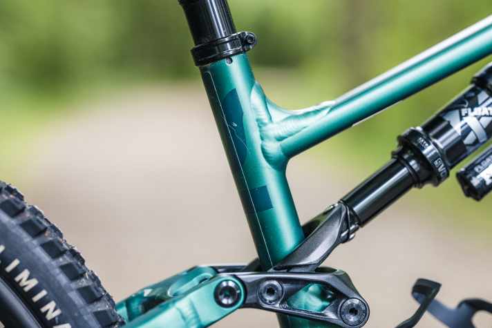 Welded seams are rarely seen on a light e-MTB. This is because most manufacturers only build these lightweight speedsters with a carbon chassis. This is only available from Specialized from 7900 euros.