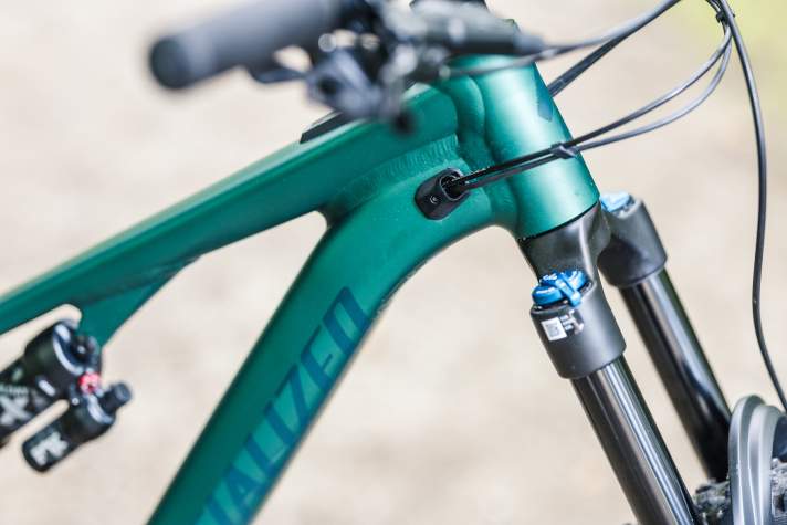 The cables run into the frame behind the head tube in a classic and service-friendly manner.