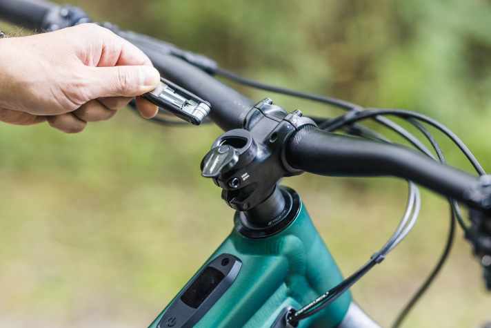 Im Steuerrohr steckt ab Werk ein Mini-Tool. So sind die wichtigsten Werkzeuge immer griffbereit. Ein Kettennieter ist allerdings nicht dabei.