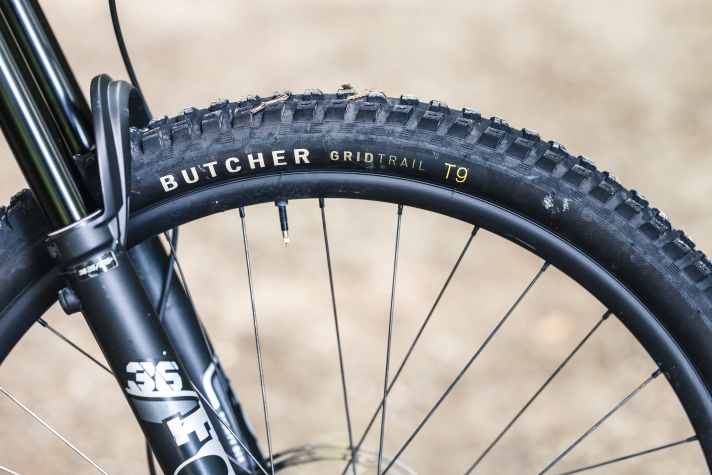 Der Butcher-Reifen  in der weichen T9-Gummimischung bietet richtig viel Traktion.