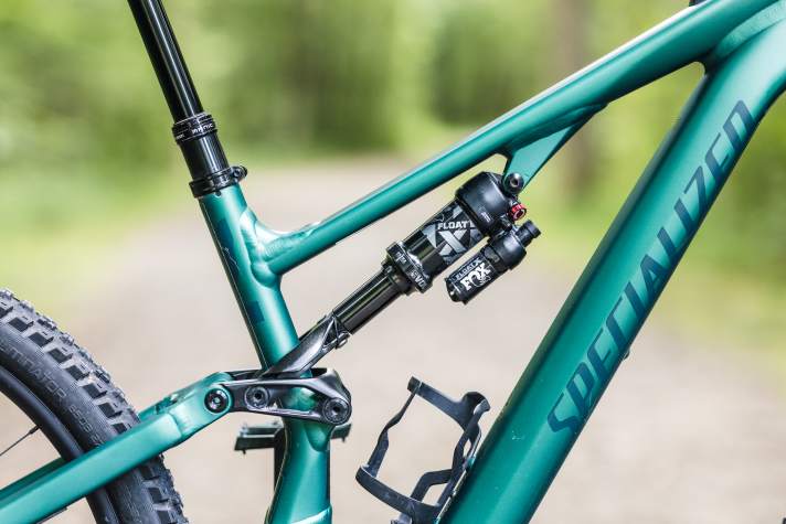 The strong rear suspension characterises the Levo SL. The bike utilises the stroke efficiently, making it feel comfortable on rough descents. There is a matching rear shock with a reservoir.