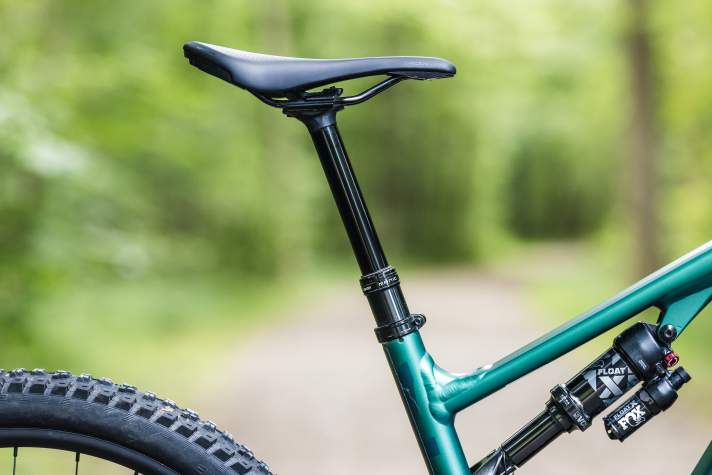 Die 170er-Teleskopstütze lässt sich nicht ganz im kurzen Sitzrohr versenken. Das kann für kleine Fahrer zum Problem werden und erschwert den Einbau einer längeren Stütze.