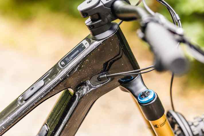 Chic: The Spectral:On Fly is the first E-MTB from Canyon to come with Syntace's K.I.S. steering assistant. The inconspicuous slider for adjustment is integrated into the top tube, the cables run conventionally into the frame.