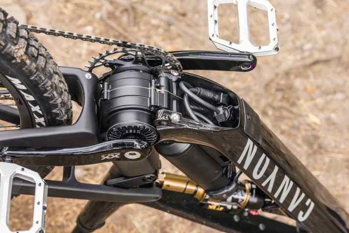 Canyon communicates that the 360 Wh battery is permanently installed, but if necessary it can be removed from most sizes without having to remove the motor.