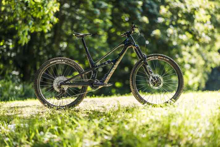 Canyon Spectral:On Fly CF9: TQ HPR 50 // 360 Wh // 160/150 mm // 29/27,5 Zoll (Mullet) // 19,1 kg (BIKE-Messung) // 6299 Euro.