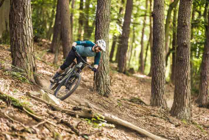 Vom flowigen Mittelgebirgstrail bis ins leichte Enduro-Gelände. Mit seinem Federweg von 160/150 mm und dem poppig abgestimmten Fahrwerk bietet das Canyon einen breiten Einsatzbereich.