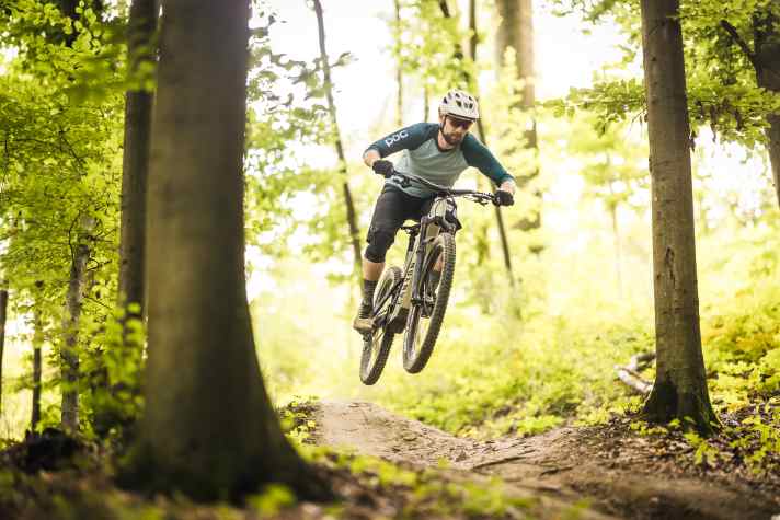 Sprünge und Anlieger mag das direkte Fahrwerk besonders gerne. Die Sensibilität ist dagegen “nur” auf gutem Niveau.