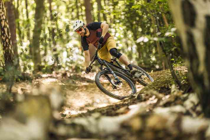 Trotz seiner Länge fährt sich das Canyon bergab poppig und leichtfüßig.
