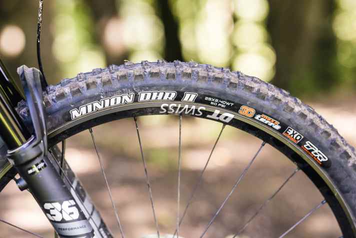 Dämpfer ohne Ausgleichsbehälter, Reifen mit dünner Trail-Karkasse: Das Spectral:On kann auf dem Trail mehr als die Komponenten hergeben. Wohl eine notwendige Maßnahme, damit das Bike noch leicht bleibt.