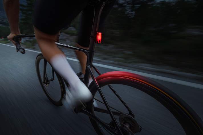 Vor allem für Fahrten im Straßenverkehr sinnvoll: Das intelligente Bremslicht, welches automatisch die Helligkeit erhöht.
