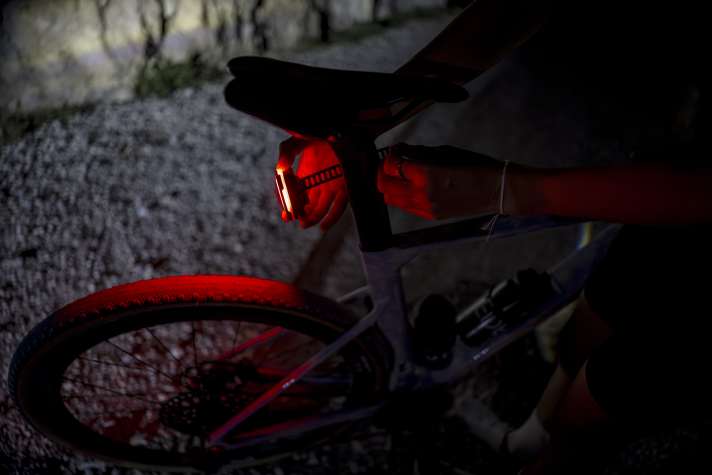 Insgesamt 22 Hochleistungs-LEDs sorgen für maximal 120 Lumen Helligkeit. Die Laufzeit soll bis zu 40 Stunden betragen.