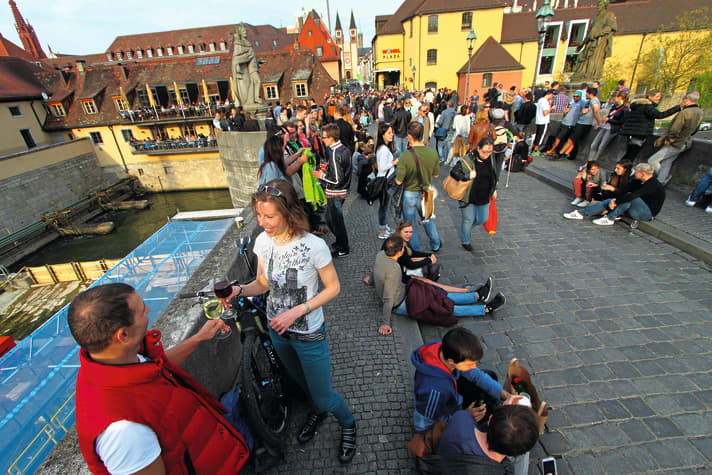 Wein-Ausschank an der Alten Mainbrücke: die Chill-Out-Area der Würzburger hat fast schon was Mediterranes.