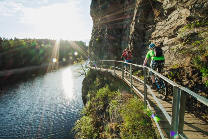 The suspension bridge is part of the Burgk Trail circuit in Saaleland, but is currently closed indefinitely due to a rockfall.
