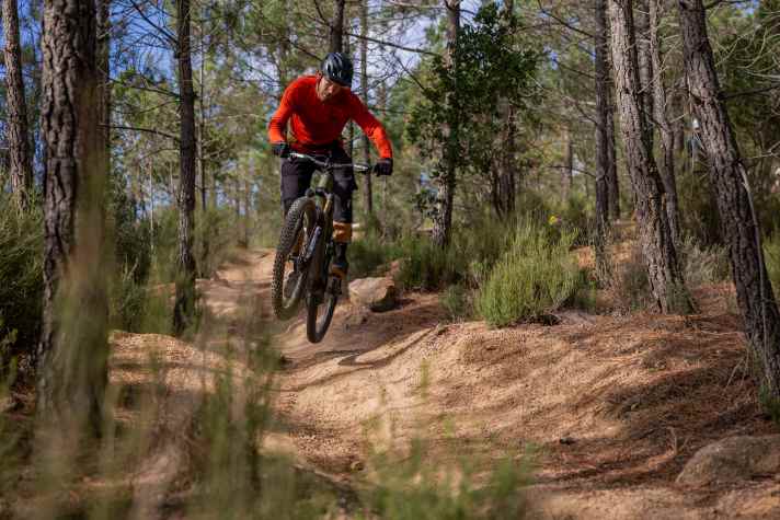 Instead of uncompromisingly holding on, the eOne-Sixty SL can be used for small jumps.
