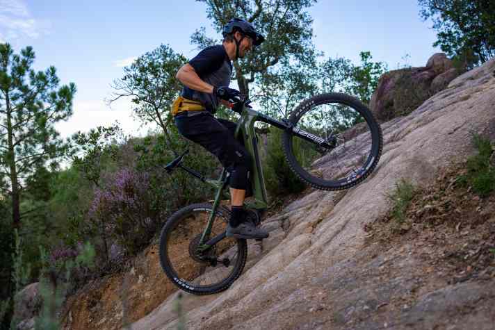 The gravity bike is not built for nasty climbs. However, thanks to its very central position and excellent grip at the rear, it performs remarkably well in this discipline.