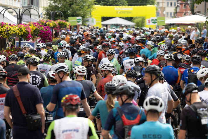 A colourful group: mountain bikers from 25 nations take part in the Alpentour Trophy. The start is every day in the pedestrian zone of Schladming.