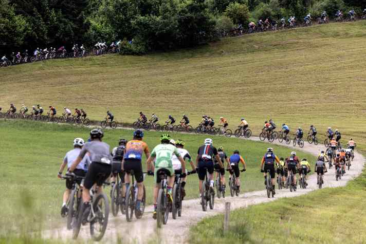 430 starters push themselves over the mountain to the Lodenwalker. Right in the middle: BIKE editor Jan Timmermann in the orange and yellow jersey.