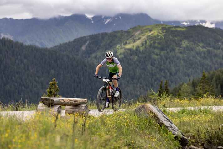 Full throttle is only required selectively in the last few weeks before the competition. Nine to 14 hours of training per week is still advisable for ambitious goals.