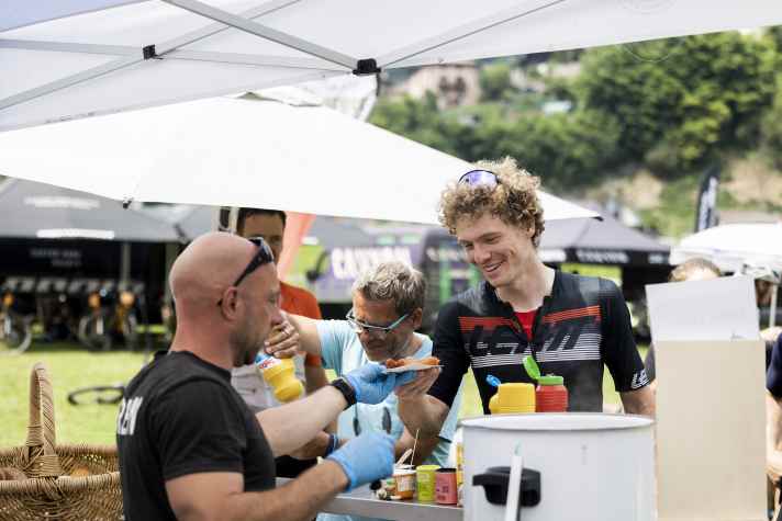 One of the most important stops every day: The refreshments at the finish line replenish empty stores.