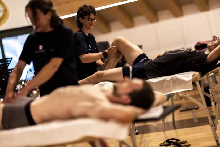 Termin zur Paarmassage: Tobi und Jan machen während der sieben Tage Maxxis BIKE Transalp wirklich alles zusammen.