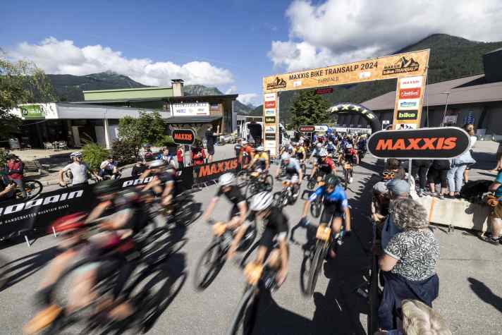 Startschuss am Sonntag den 14. Juli: Über 400 Starter nehme die erste Etappe der Maxxis BIKE Transalp in Ehrwald in Angriff. Die E-Mountainbiker starten mit einer Stunde Abstand.
