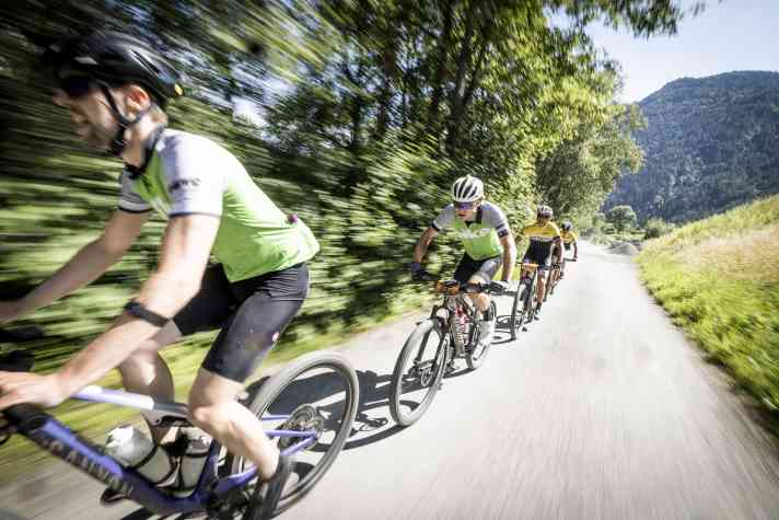 Tobi fights in the wind at the front, while Jan struggles to follow his rear wheel. The strengths and weaknesses are unevenly distributed.