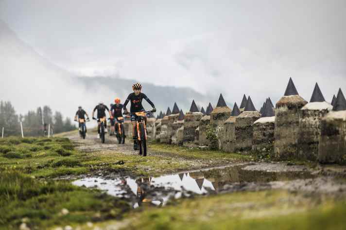 Vorbei an den legendären Panzersperren hoch über Nauders.
