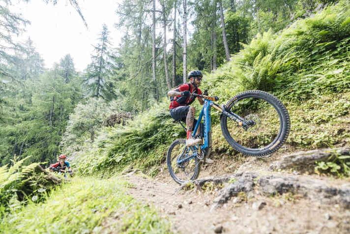 Where biobikers often push or carry, good riding technicians can collect the metres in altitude in the saddle with the E-MTB. Like here on stage 6 from Malé to Valle del Chiese.