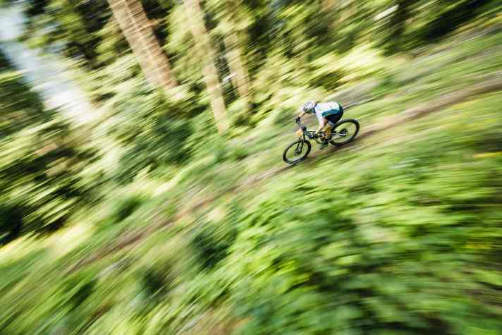 Mona leistete in so manchem Downhill die Führungsarbeit für Philipp, der mit einem gebrochenen Knochen in der Hand an den Start der Maxxis BIKE Transalp rollte.