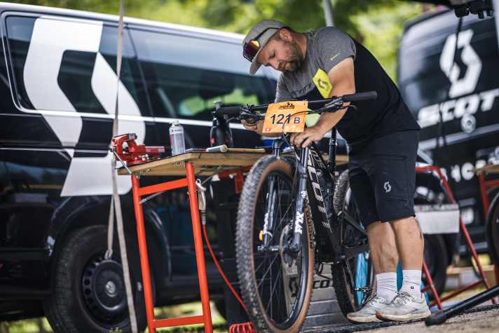 All hands on deck at the Scott stand: the professional mechanics took care of the participants' equipment again this year.