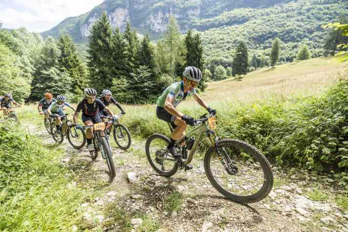 Schnell an den anderen Mixed Teams vorbei: Team Diasporal Alpen Challenge macht ordentlich Druck und fährt auf Platzt acht im Gesamt-Ranking.