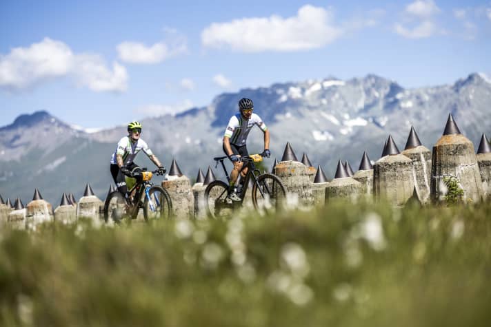 Die Strecke der BIKE Transalp war wie zu erwarten knüppelhart, doch das Panorama entschädigte für die Schinderei. Hier knetet Team BIKE Magazin an den berühmten Panzersperren des Hochplateaus Plamort vorbei.