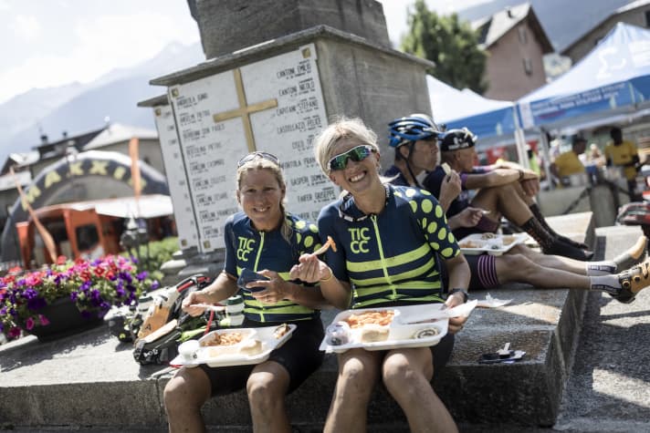 Für eine Top-Verpflegung hinter der Ziellinie ist gesorgt. Die Gepäcktaschen werden gerade in die gebuchte Unterkunft gebracht. Rundum-Versorgung à la Maxxis BIKE Transalp. Nur treten muss man noch selbst.