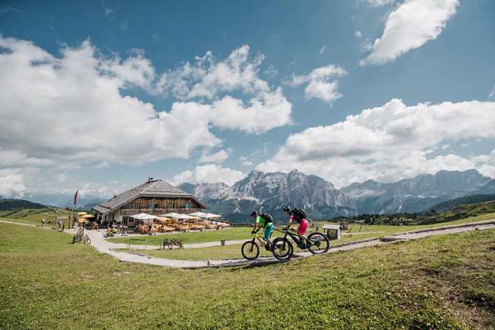 Tour 2 lässt sich in Sachen Einkehr aber auch nicht lumpen: die Pralongià-Hütte mit 360-Grad-Aussicht.