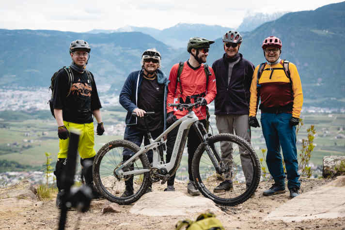 EMTB-Redakteur Adrian Kaether (Mitte) fühlt der Pinion MGU mit fast zwanzig verschiedenen Lesern auf den Zahn. Was gefällt? Und wie steht’s mit kritischeren Themen wie Lautstärke, Doppelshift und Reichweite? Unter anderem Nicolas, Uli, Stefan und Marcus (von links) geben ihre Einschätzung ab.