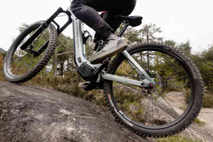 The gearbox allows you to shift gears safely even under full load. Features such as shifting when stationary and the overall engine set-up are also impressive in difficult terrain.