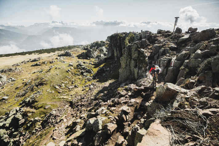 Okay, der Einstieg in den Steig Nr. 4 vom Rittner Horn ist nur für sehr Geübte, die restlichen 900 Tiefenmeter sind dann etwas geselliger. Auf jeden Fall aber extrem schön.