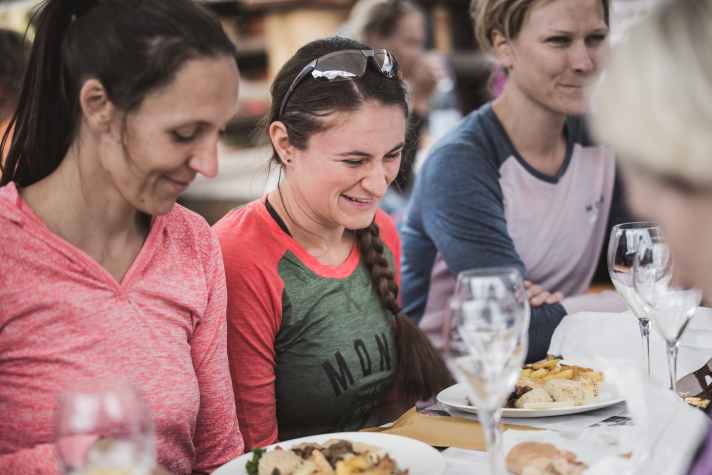 Trentino und BIKE laden beim Camp einmal zum edlen Mittagessen an einem Topspot ein.