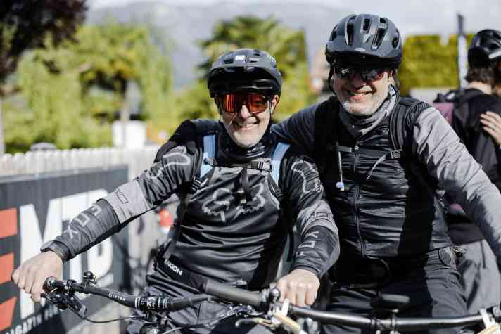 Im Alter sinkt die körperliche Fähigkeit für die Regeneration. Alte Mountainbiker brauchen nach der Belastung länger, bis sie wieder fit sind.