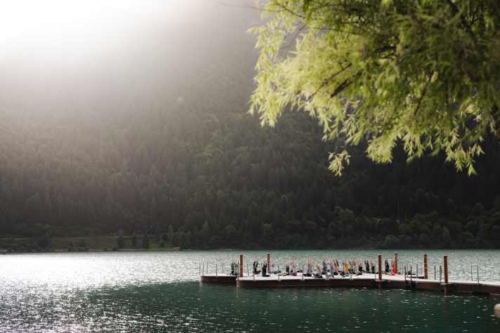 Zum Aufwachen Yoga auf dem Molveno-See, danach gemeinsam die Paganella-Trails rocken: das BIKE Women Camp.