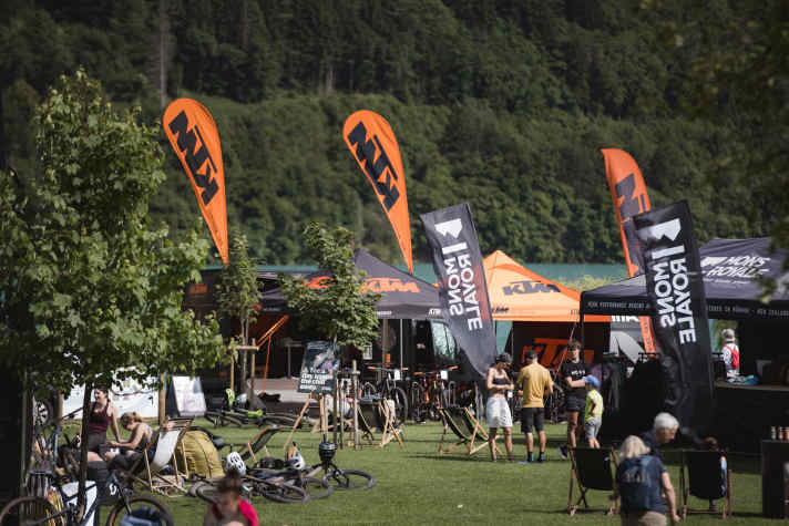 Some go swimming, others go to yoga and others just chill out in a deckchair: chilling out after a full day in the bike park.