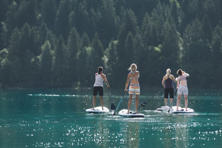 Auf dem Wasser: Rahmenprogramm mit SUP-Borads.